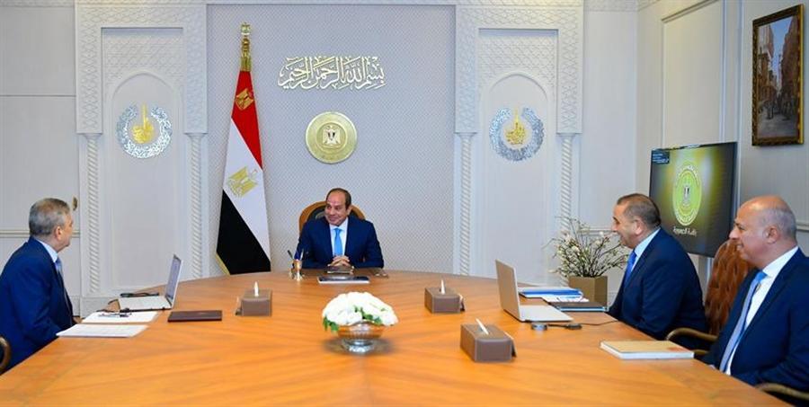 El-Sisi reviews Suez Canal traffic, shipbuilding projects

